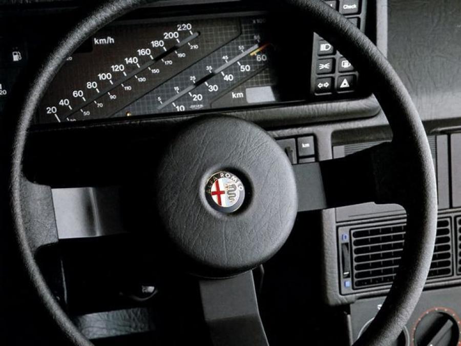 Панель приборов Alfa Romeo 90 (162A) 1984 года  (фото 14 из 25)